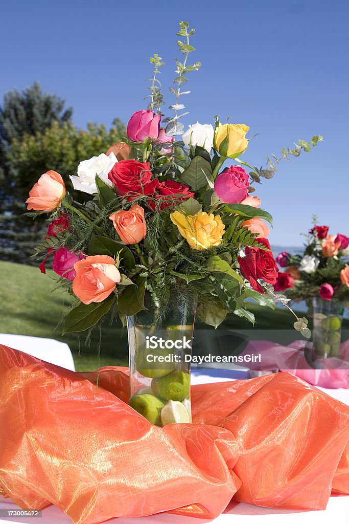 マルチカラーのローズの花束の花瓶とテーブルの装飾 - お祝いのロイヤリティフリーストックフォト