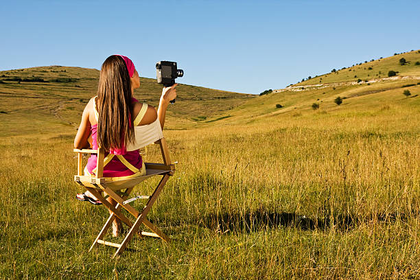 Jeune fille avec une caméra de cinéma - Photo