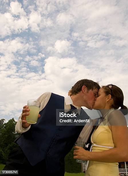 Jovem Casal A Beijar - Fotografias de stock e mais imagens de Adulto - Adulto, Amor, Azul