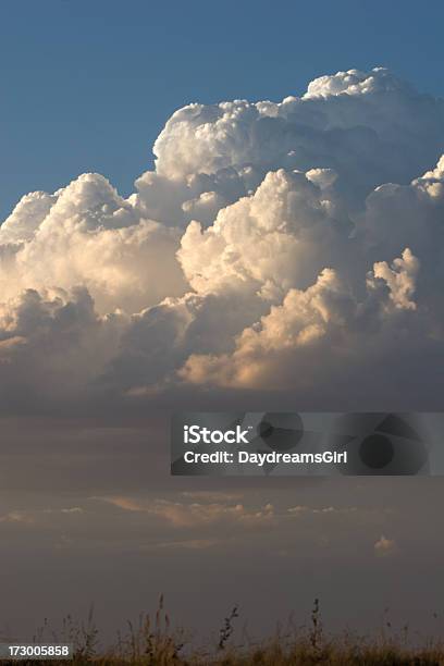 Blancas Esponjosas Nubes Cumulus Nimbus En Cielo Dramático Foto de stock y más banco de imágenes de Altocúmulo