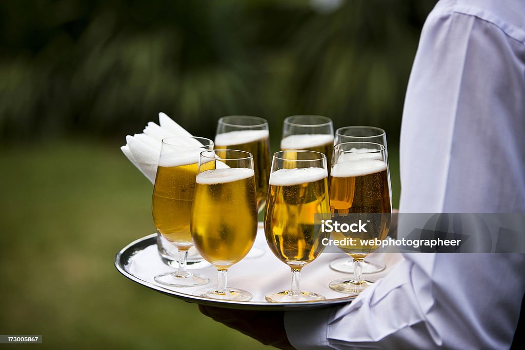 Cerveja de servir - Royalty-free Adulto Foto de stock