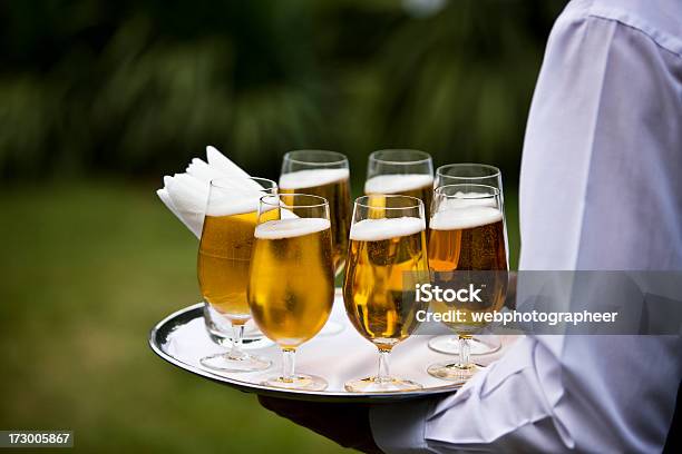 Cerveja De Servir - Fotografias de stock e mais imagens de Adulto - Adulto, Ao Ar Livre, Bandeja - Utensílio doméstico