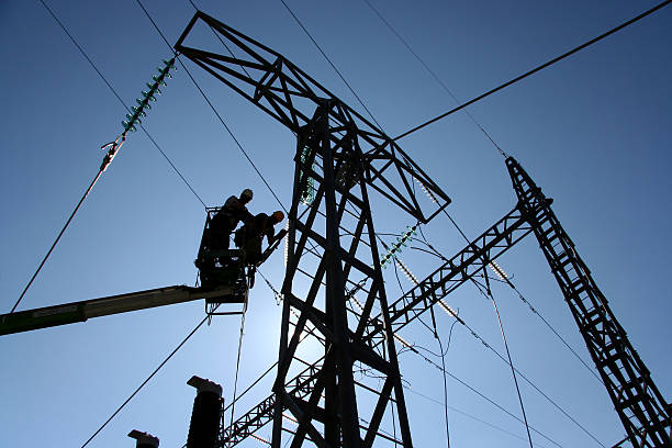 電源ラインの構造 - power line electrician electricity manual worker ストックフォトと画像