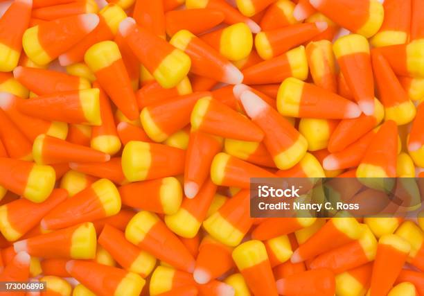 Fundo De Doces De Halloween Milho Doce Ou Partida De Outubro - Fotografias de stock e mais imagens de Bombons de Halloween