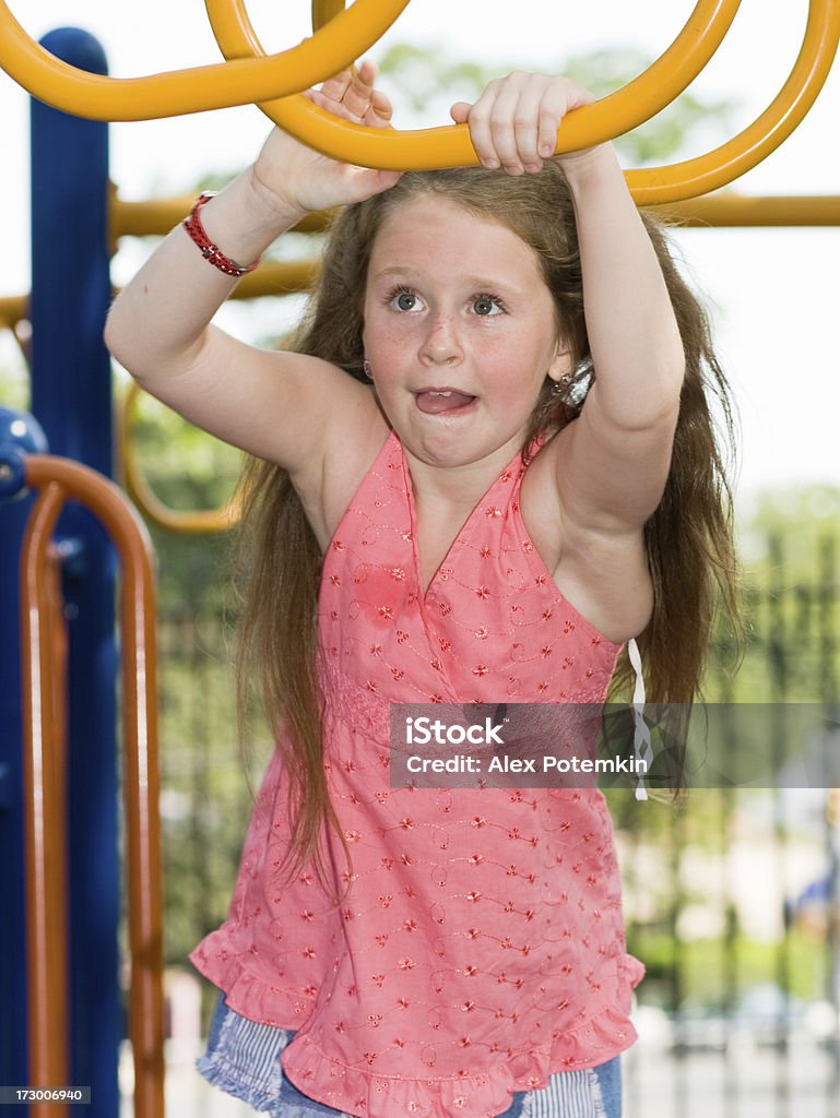 Kleines Mädchen auf Spielplatz - Lizenzfrei 10-11 Jahre Stock-Foto