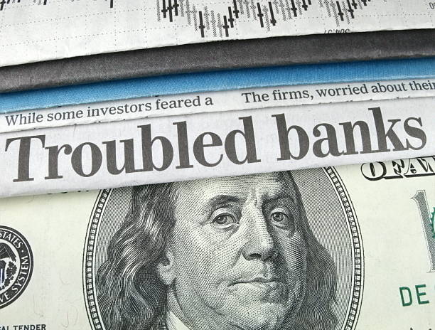 perturbada bancos título - bankruptcy foreclosure foreclose newspaper imagens e fotografias de stock