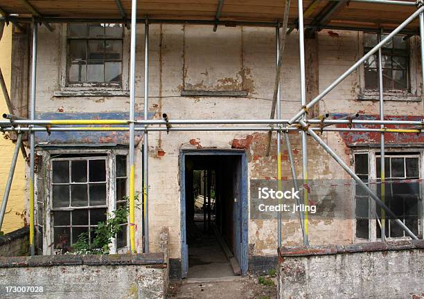 Antiga Casa Renovação Com Andaimes Em Concluir - Fotografias de stock e mais imagens de Casa - Casa, Inteiro, Restaurar