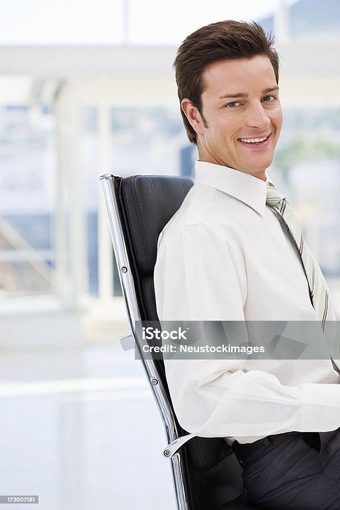 Feliz jovem Empresário sentado na cadeira no gabinete - Royalty-free 20-24 Anos Foto de stock