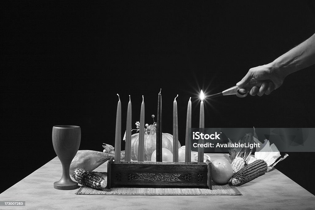 Kwanzaa tabela iluminação Candlesticks em B & W - Royalty-free Kwanzaa Foto de stock