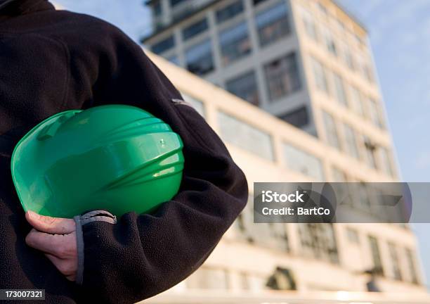 Photo libre de droit de Réparateur De Travail Avec Son Casque banque d'images et plus d'images libres de droit de Poseur de canalisations - Poseur de canalisations, Artisan, Bâtiment vu de l'extérieur