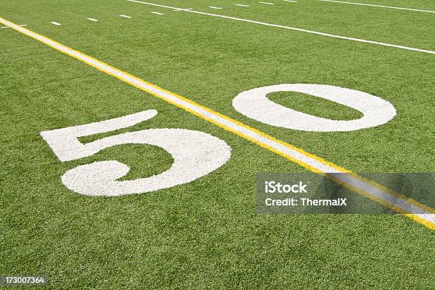 Americanfootball50 Stockfoto und mehr Bilder von Amerikanischer Football - Amerikanischer Football, Bildhintergrund, Fifty Yard Line