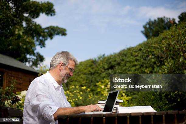 Trabajando En El Jardín Foto de stock y más banco de imágenes de Adulto - Adulto, Adulto maduro, Aprender