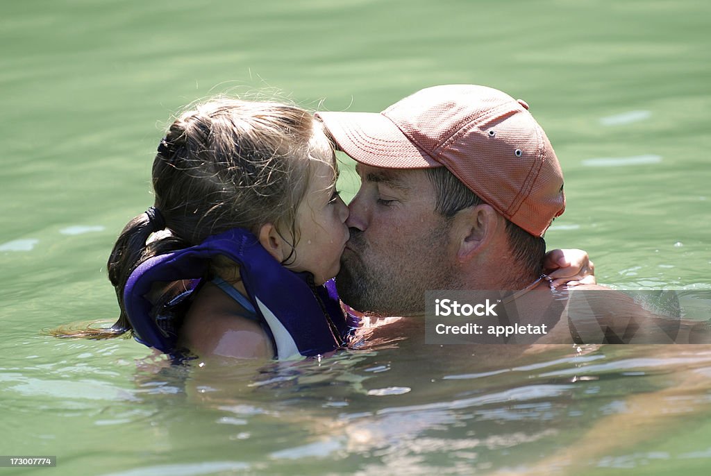 Embrasser Papa sur le lac - Photo de Affectueux libre de droits