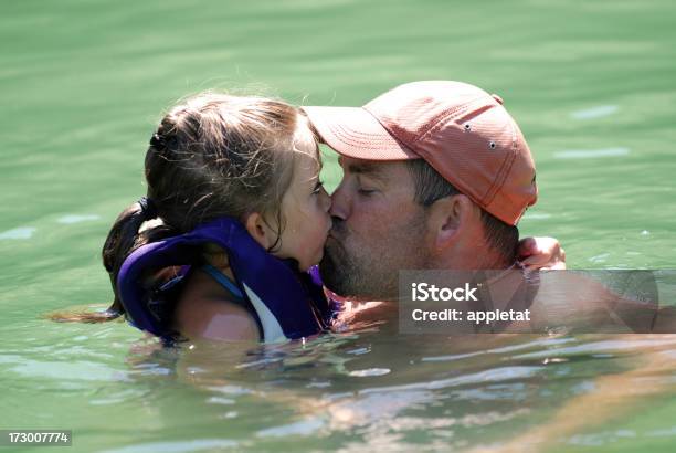 Photo libre de droit de Embrasser Papa Sur Le Lac banque d'images et plus d'images libres de droit de Affectueux - Affectueux, Amour, Eau