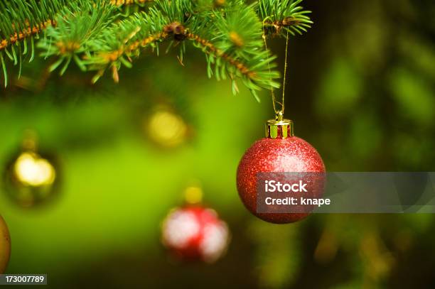 Árbol De Navidad Decoración Bauble Foto de stock y más banco de imágenes de Abeto Picea - Abeto Picea, Adorno de navidad, Aire libre