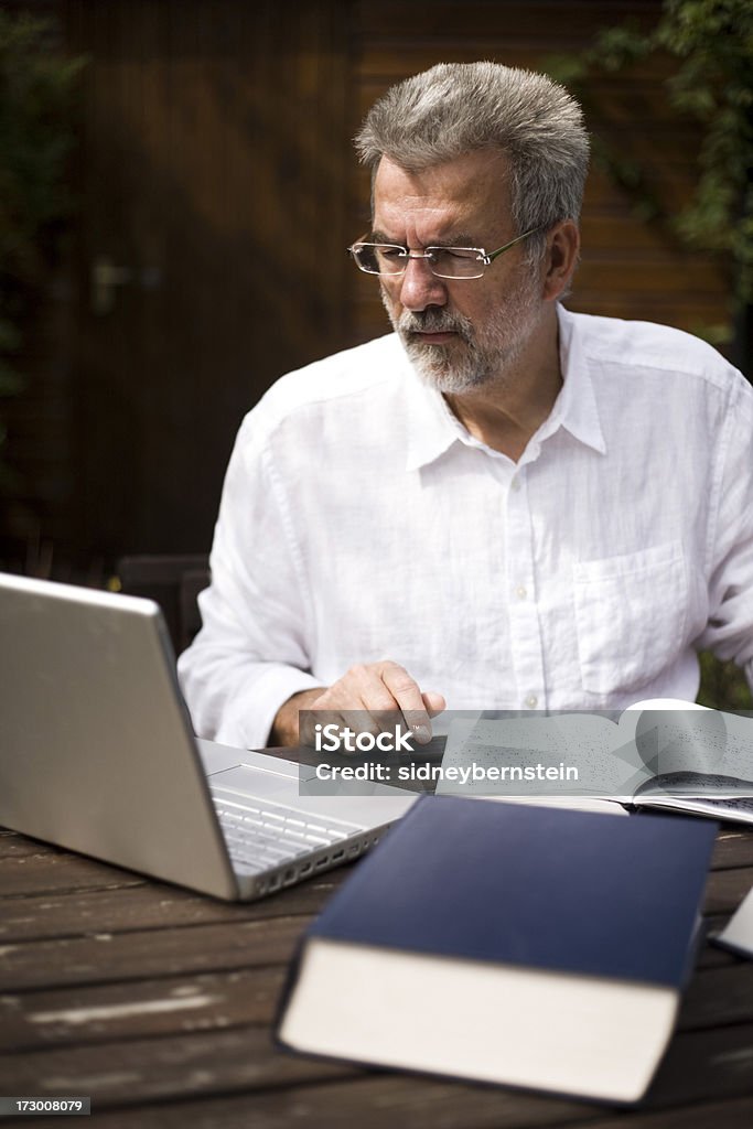 Lavorando in giardino - Foto stock royalty-free di 60-69 anni