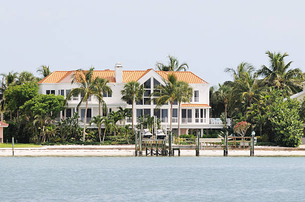 роскоши недвижимость на побережье острова санибел флорида особняк с видом на водную гладь - house florida real estate mansion стоковые фото и изображения