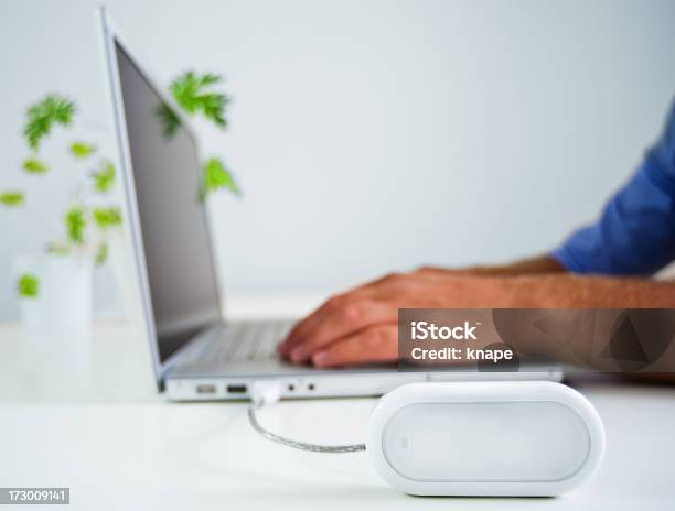 Foto de Homem Em Um Loptop Com Modem Sem Fio e mais fotos de stock de Adulto - Adulto, Branco, Cabo USB