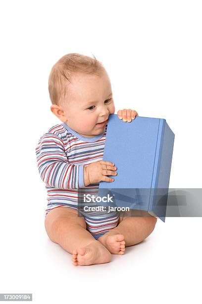 Foto de Pequeno Reader e mais fotos de stock de Criança pequena - Criança pequena, Foto de estúdio, Ler