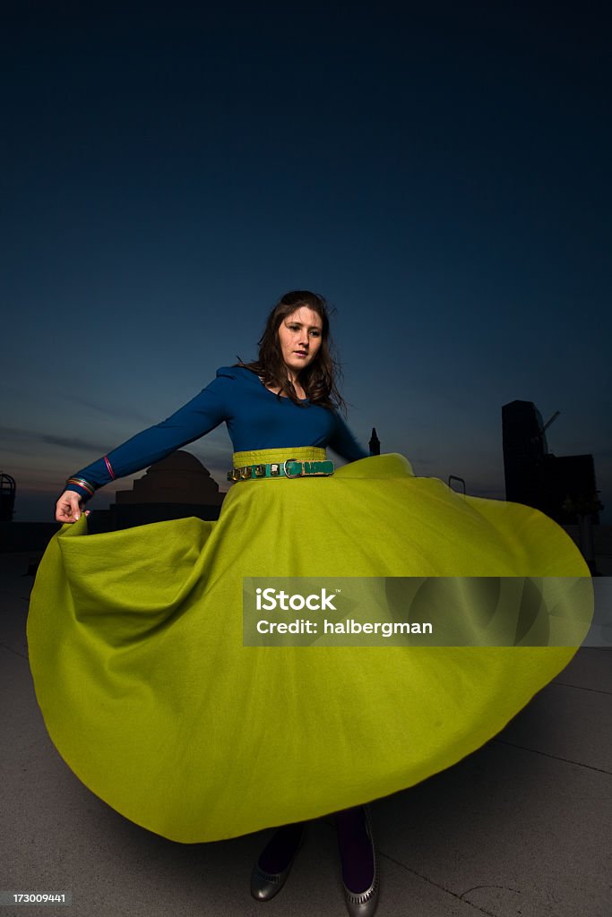 Giovane donna su una terrazza sul tetto Spinning - Foto stock royalty-free di Gonna