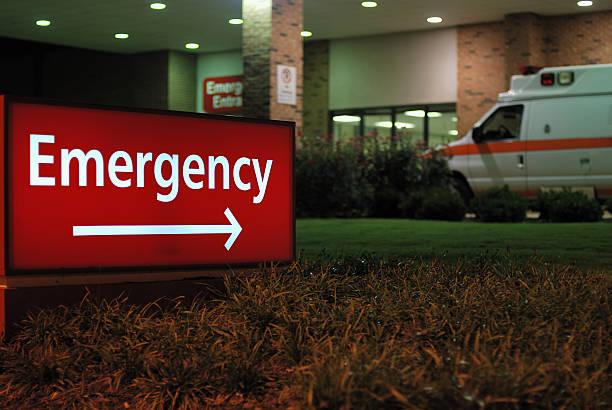 quarto de emergência a placa de entrada com ambulância. - emergency room - fotografias e filmes do acervo