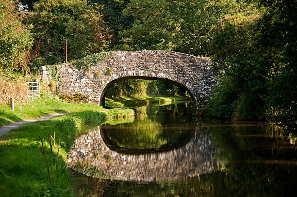 canal de - wales brecon beacons bridge footpath - fotografias e filmes do acervo