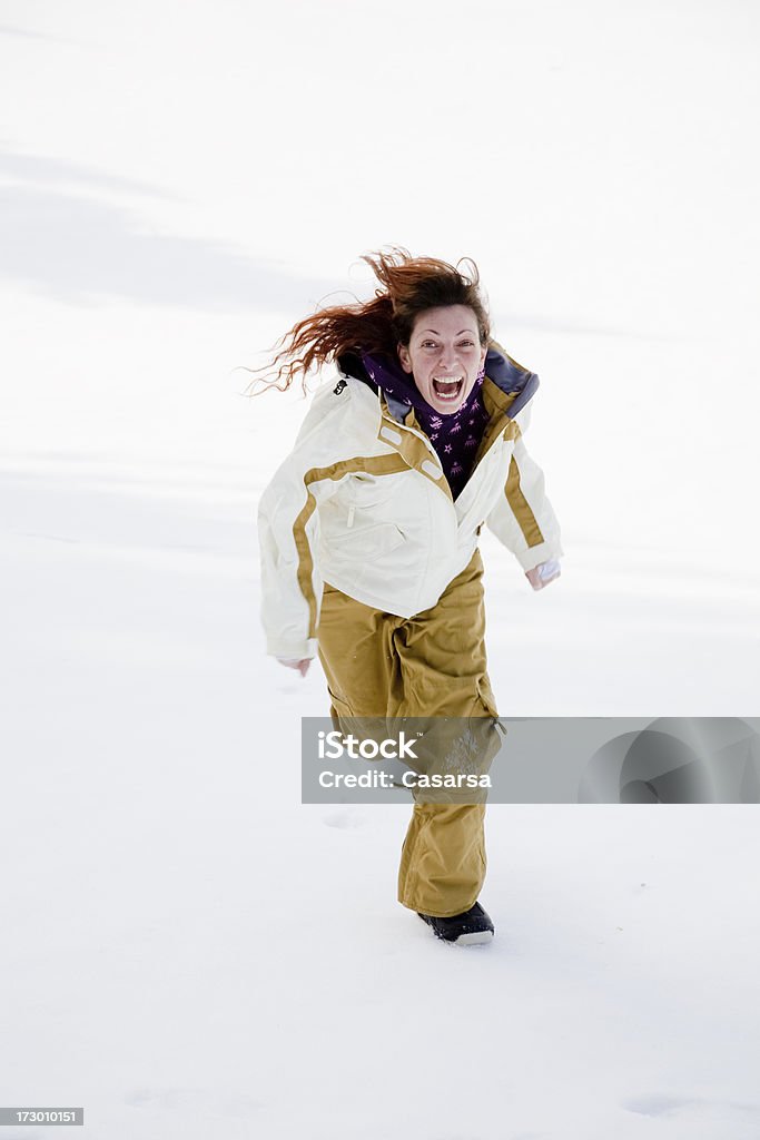 Szczęśliwa młoda kobieta na śniegu - Zbiór zdjęć royalty-free (20-24 lata)