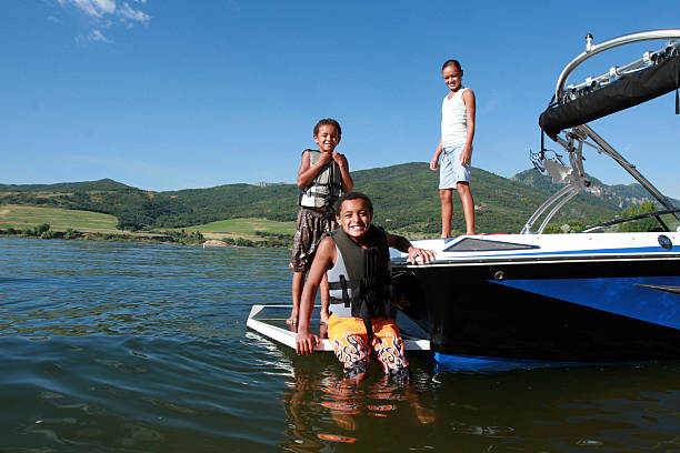 passeios de barco - life jacket child black sailing - fotografias e filmes do acervo