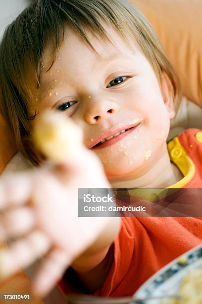 Ребенок Ест — стоковые фотографии и другие картинки Беззаботный - Беззаботный, Беспорядок, В помещении