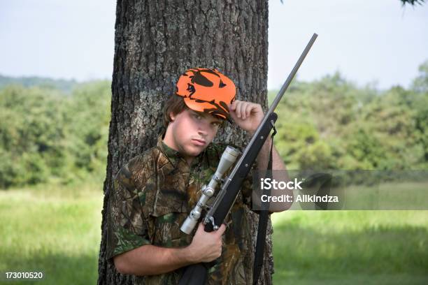 Photo libre de droit de Carabinier Teen banque d'images et plus d'images libres de droit de Fusil - Fusil, Orange vif, S'appuyant