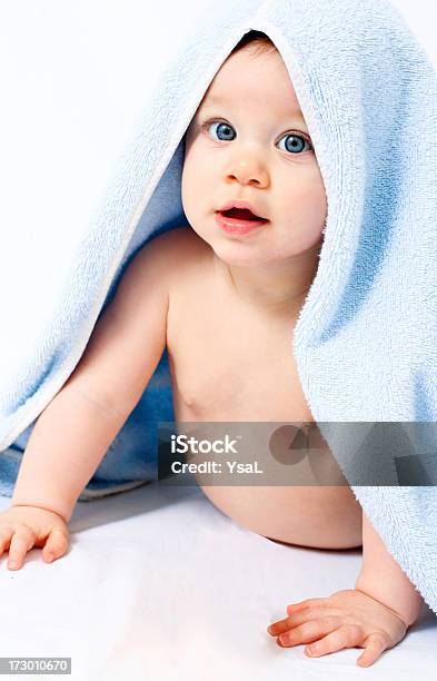 Счастливый Ребенок После Ванны — стоковые фотографии и другие картинки Вертикальный - Вертикальный, Весёлый, Голубые глаза