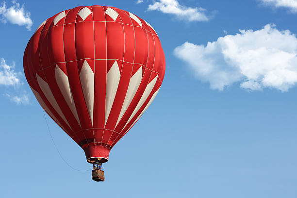 mongolfiera rossa con sfondo blu - inflating balloon blowing air foto e immagini stock