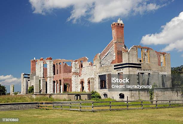 Photo libre de droit de Carnegie Mansion Ruines Sur Cumberland Island En Géorgie banque d'images et plus d'images libres de droit de Andrew Carnegie