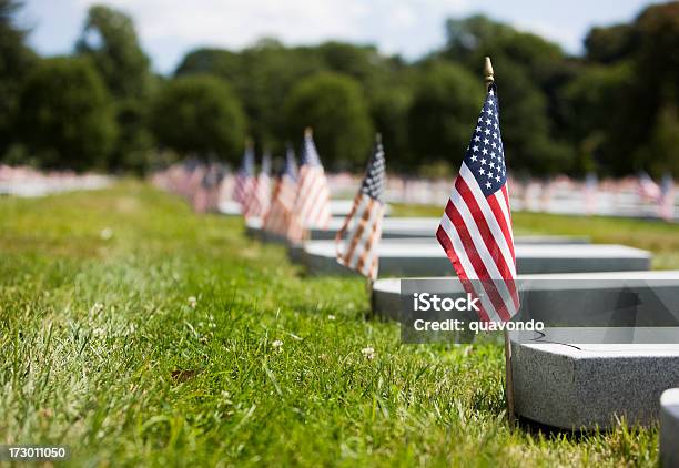 Американские Флаги В Военных Ветеранов Tombstones На Кладбище Copy Space — стоковые фотографии и другие картинки Ветеран