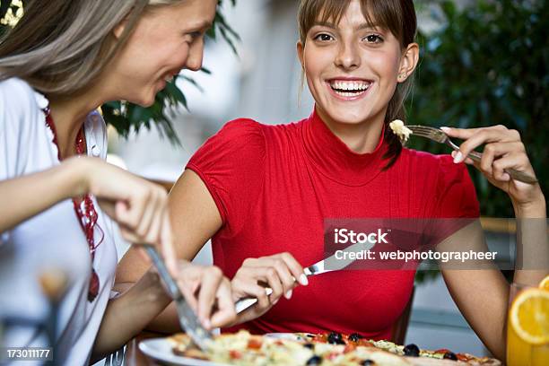 Photo libre de droit de Heureux Entre Amis Au Restaurant Xxl banque d'images et plus d'images libres de droit de Pizza - Pizza, Rouge, Amitié féminine