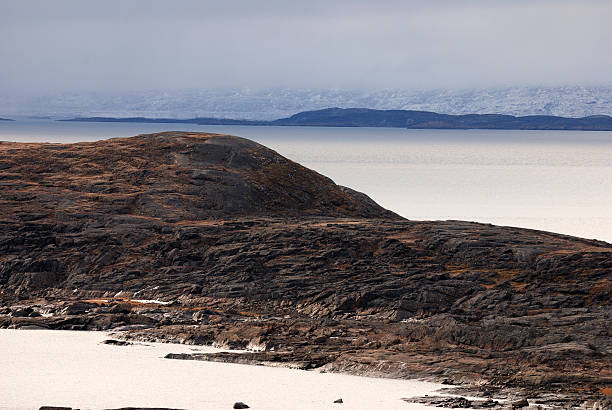 tundra island, ilha de baffin. clique para ver imagens semelhantes. - baffin island imagens e fotografias de stock