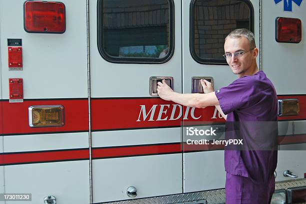 救急車ドアオープン - 救急車のストックフォトや画像を多数ご用意 - 救急車, 看護士, 乗り物のドア