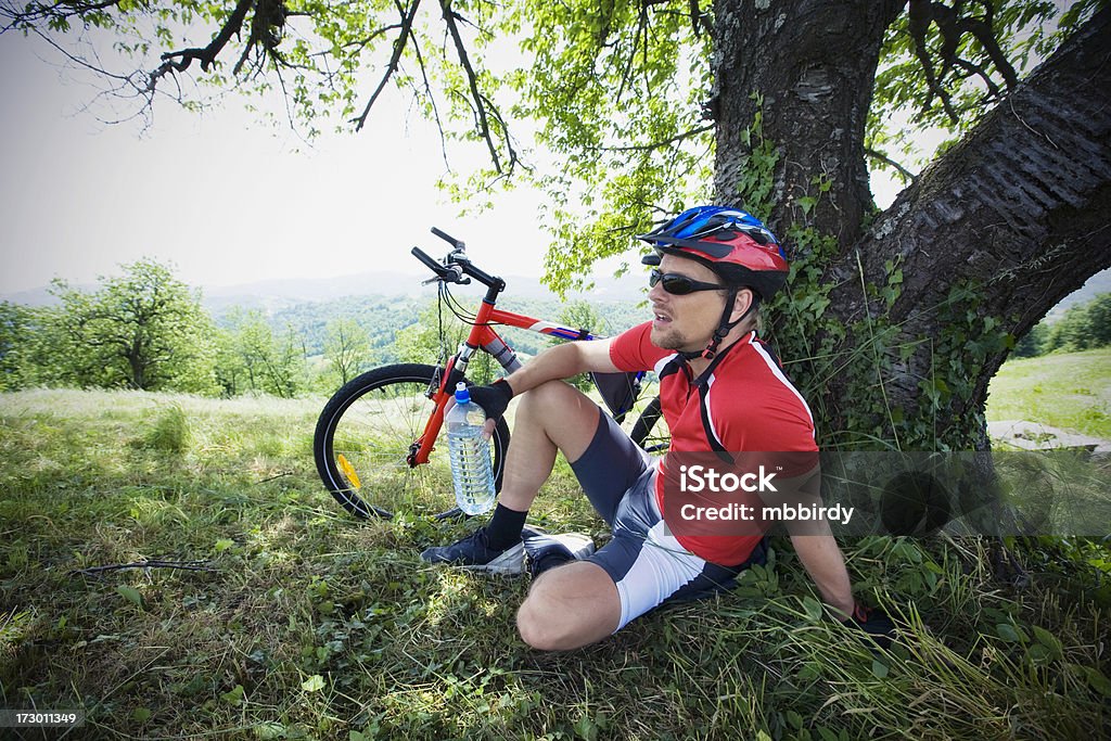 Mountainbiker a riposo - Foto stock royalty-free di Acqua