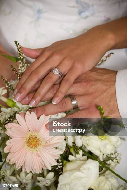 Alianças De Casamento - Fotografias de stock e mais imagens de Amor - Amor, Anel - Joia, Casado