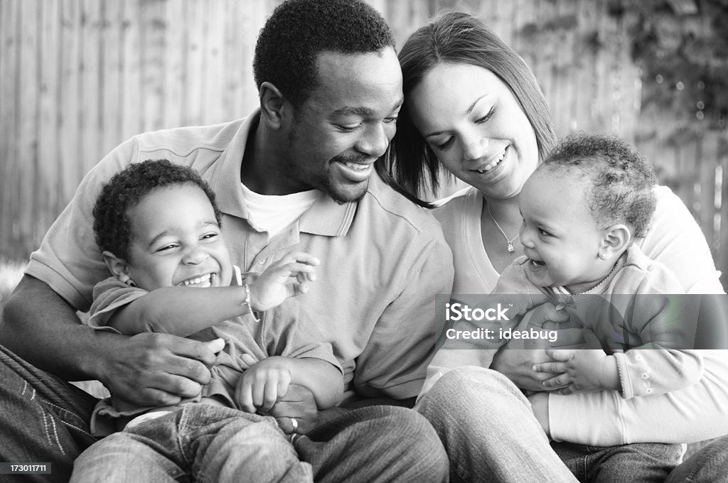 Moments en famille - Photo de Image en noir et blanc libre de droits