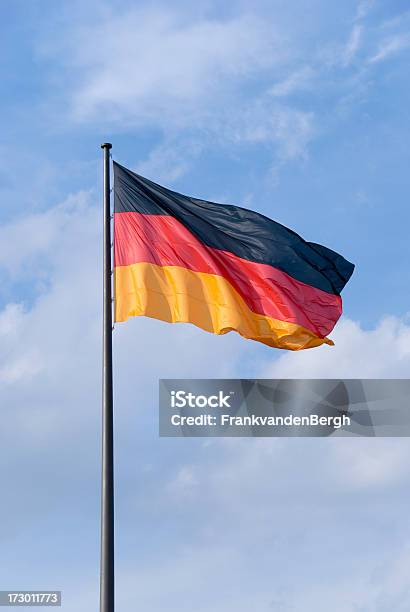 Немецкий Флаг — стоковые фотографии и другие картинки Без людей - Без людей, Вертикальный, Ветер