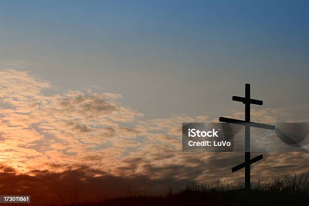 Foto de Cross e mais fotos de stock de Catolicismo - Catolicismo, Cena de tranquilidade, Cristianismo