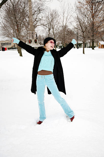 ragazza carina festeggia in città di inverno coperto con neve - christmas fashion model human arm beautiful foto e immagini stock