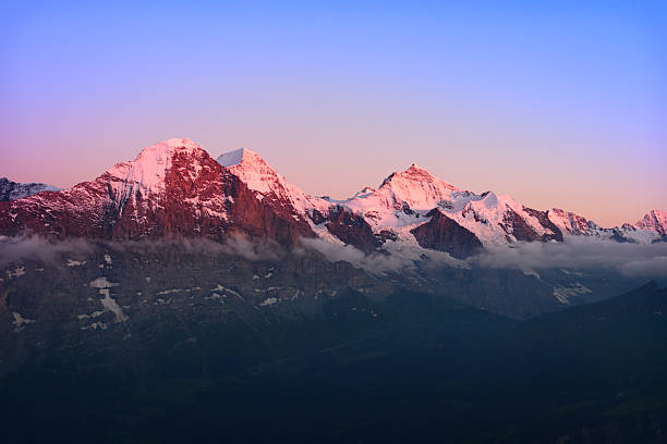 alpengluehen monte eiger - swiss culture european alps mountain eiger imagens e fotografias de stock