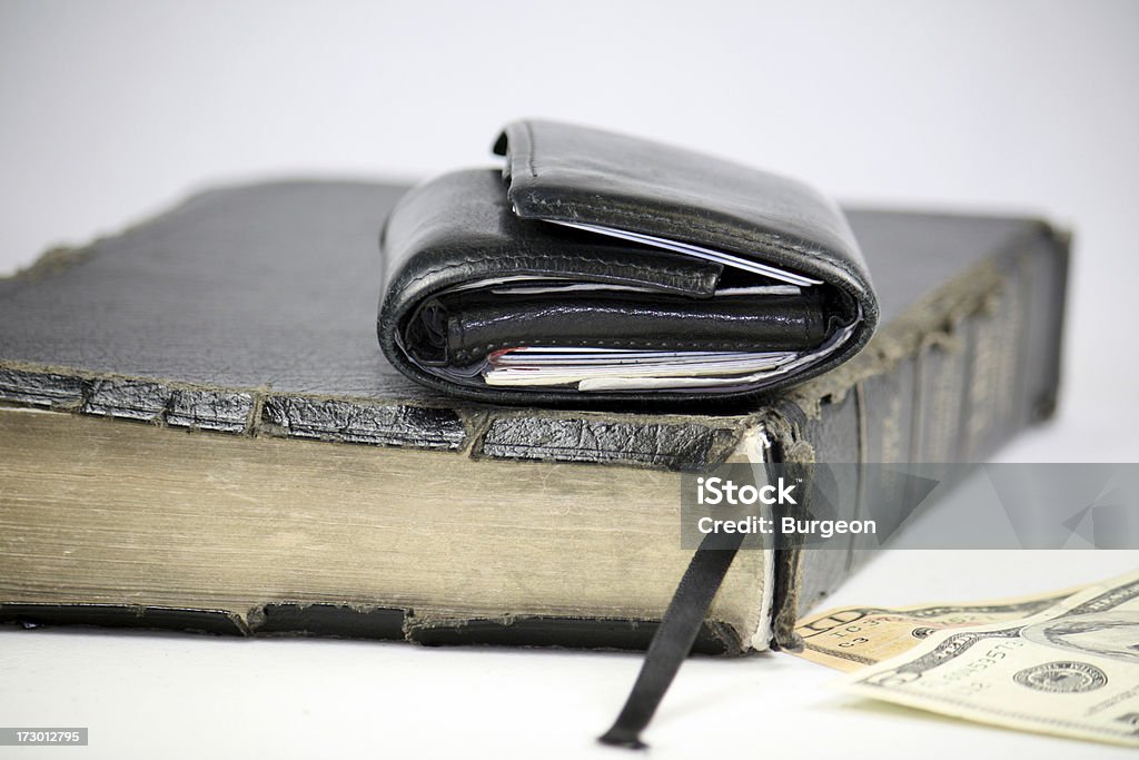 Carteira em vestido preto Bíblia com dinheiro - Foto de stock de Finanças royalty-free