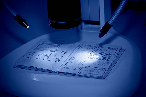 Imagem Tonalizada de passaporte ser examinados ao microscópio. - fotografia de stock