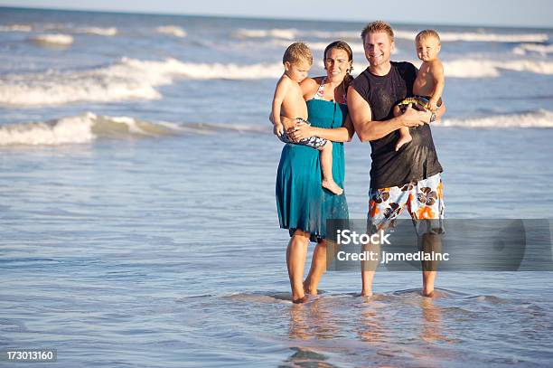 Familia En Las Olas Foto de stock y más banco de imágenes de 12-17 meses - 12-17 meses, Adulto, Agua