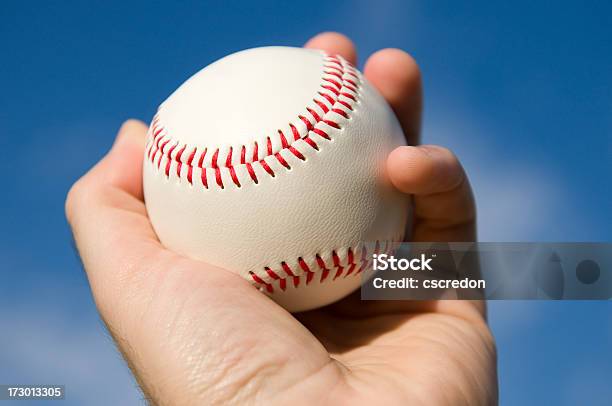 Béisbol En Mano Foto de stock y más banco de imágenes de Atrapar - Atrapar, Béisbol, Pelota de béisbol