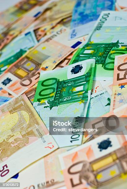 Евро На Столе — стоковые фотографии и другие картинки 100 - 100, 100 евро, 20 евро