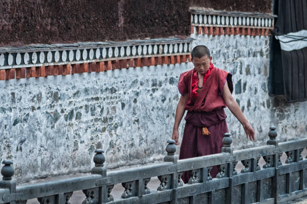 タシルクンポ僧院の正体不明のチベット僧侶 - シガツェ、チベット - tibet monk buddhism tibetan culture ストックフォトと画像